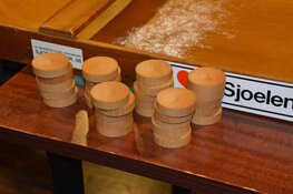 90-jarige Toos Nijman geniet wekelijks bij Waardse Sjoelvereniging