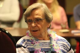 90-jarige Toos Nijman geniet wekelijks bij Waardse Sjoelvereniging