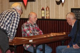 90-jarige Toos Nijman geniet wekelijks bij Waardse Sjoelvereniging