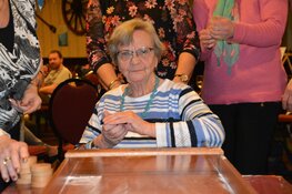 90-jarige Toos Nijman geniet wekelijks bij Waardse Sjoelvereniging