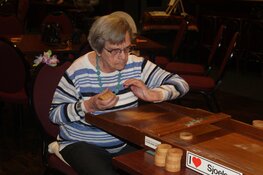 90-jarige Toos Nijman geniet wekelijks bij Waardse Sjoelvereniging