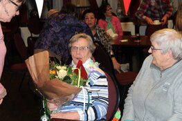 90-jarige Toos Nijman geniet wekelijks bij Waardse Sjoelvereniging