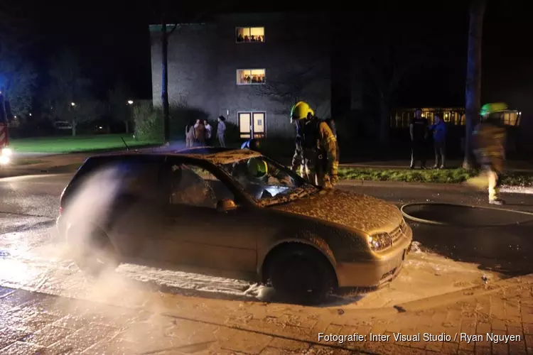 Autobrand Van Veenweg, politie onderzoekt brandstichting