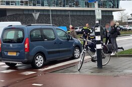 Vrouw op fiets gewond geraakt bij aanrijding met auto