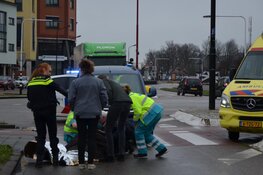 Vrouw op fiets gewond geraakt bij aanrijding met auto