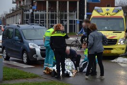 Vrouw op fiets gewond geraakt bij aanrijding met auto