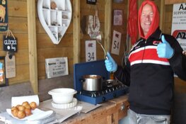 Ruud en Nathalie bakken 120 oliebollen en appelflappen voor ouderen