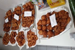 Ruud en Nathalie bakken 120 oliebollen en appelflappen voor ouderen