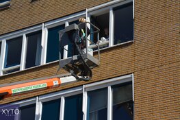 Voormalig profwielrenner Steven Rooks bezoekt moeder met hoogwerker