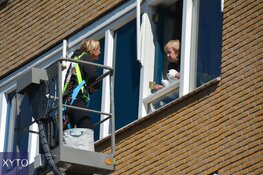 Voormalig profwielrenner Steven Rooks bezoekt moeder met hoogwerker