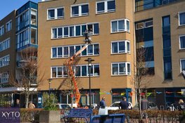 Voormalig profwielrenner Steven Rooks bezoekt moeder met hoogwerker