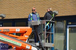 Voormalig profwielrenner Steven Rooks bezoekt moeder met hoogwerker