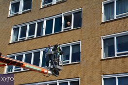 Voormalig profwielrenner Steven Rooks bezoekt moeder met hoogwerker
