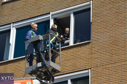 Voormalig profwielrenner Steven Rooks bezoekt moeder met hoogwerker