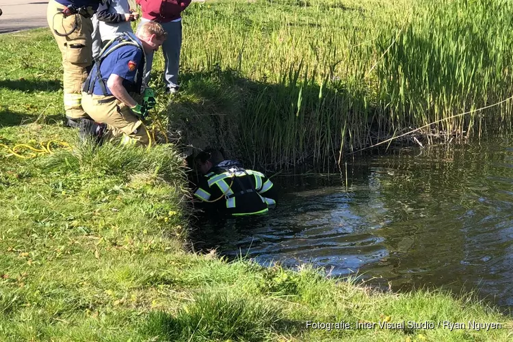 Brandweer bevrijdt jongetje dat vastzat onder brug