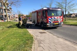Brandweer bevrijdt jongetje dat vastzat onder brug