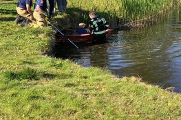 Brandweer bevrijdt jongetje dat vastzat onder brug