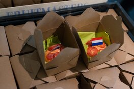 Wonen Plus Welzijn brengt op Bevrijdingsdag 1700 oranje gebakjes bij cliënten