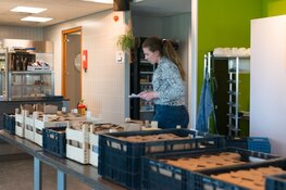 Wonen Plus Welzijn brengt op Bevrijdingsdag 1700 oranje gebakjes bij cliënten