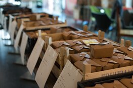 Wonen Plus Welzijn brengt op Bevrijdingsdag 1700 oranje gebakjes bij cliënten