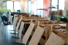 Wonen Plus Welzijn brengt op Bevrijdingsdag 1700 oranje gebakjes bij cliënten