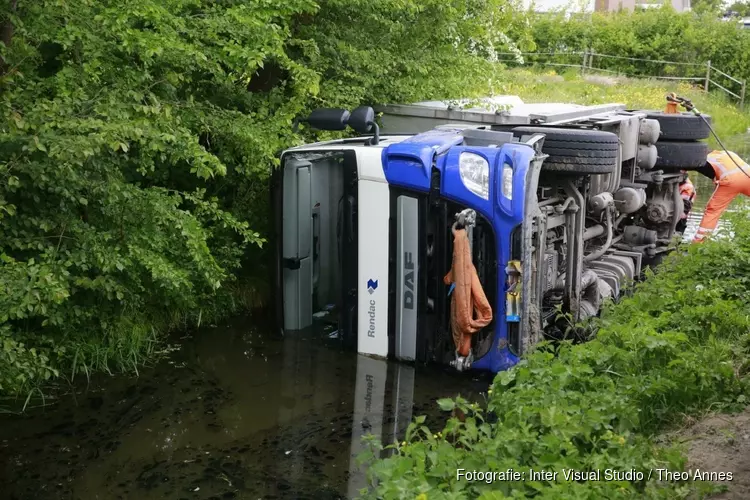 Vrachtwagen op zijn kant in de sloot langs Veenhuizerweg