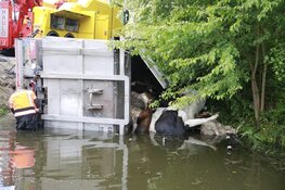 Vrachtwagen op zijn kant in de sloot langs Veenhuizerweg