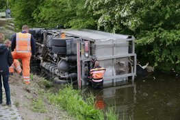 Vrachtwagen op zijn kant in de sloot langs Veenhuizerweg