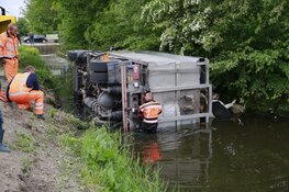 Vrachtwagen op zijn kant in de sloot langs Veenhuizerweg