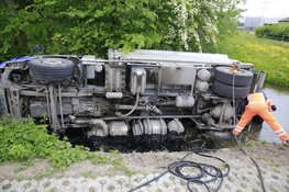 Vrachtwagen op zijn kant in de sloot langs Veenhuizerweg
