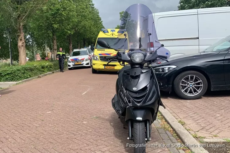 Scooter aangereden door achteruit rijdende bus