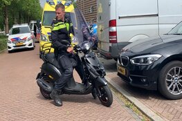 Scooter aangereden door achteruit rijdende bus