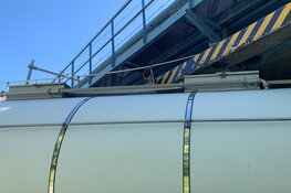 Vrachtwagen klem onder viaduct, auto klapt achterop