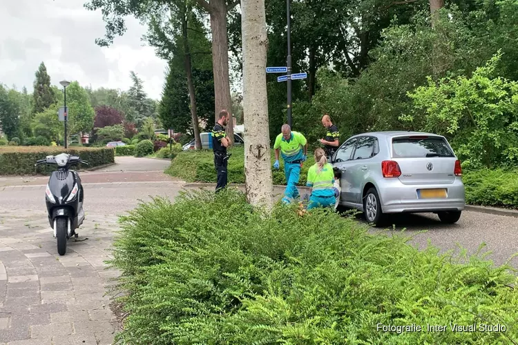 Scooterrijder komt lelijk ten val