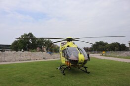 Fietser zwaargewond na aanrijding op rotonde