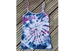 De 8 jarige Dominique maakt Tie Dye shirt in alle maten!