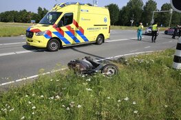 Scooterrijdster zwaargewond na aanrijding met auto in Oudkarspel