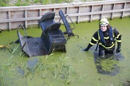 Heftruck valt om bij redding van paard uit sloot in Heerhugowaard