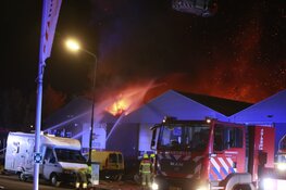 Brand Heerhugowaard onder controle, twee bedrijven verwoest