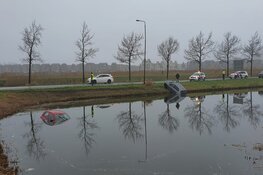 Twee auto&#39;s in water langs Oosttangent