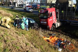 Zware crash tussen vrachtwagen en auto op N242