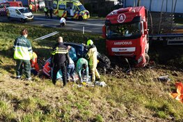 Zware crash tussen vrachtwagen en auto op N242