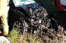Zware crash tussen vrachtwagen en auto op N242