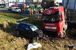 Zware crash tussen vrachtwagen en auto op N242