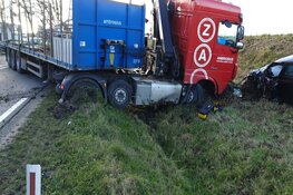 Zware crash tussen vrachtwagen en auto op N242