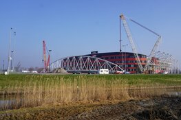 Spectaculaire hijsklus met "mega-truss" bij AZ-Stadion in volle gang