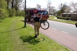 Jongen raakt gewond nadat hij met voet tussen spaken komt