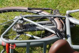 Jongen raakt gewond nadat hij met voet tussen spaken komt