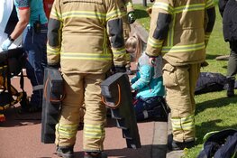 Jongen raakt gewond nadat hij met voet tussen spaken komt