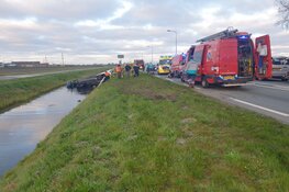 Bestelbus te water langs N242. Bestuurder door brandweer bevrijd